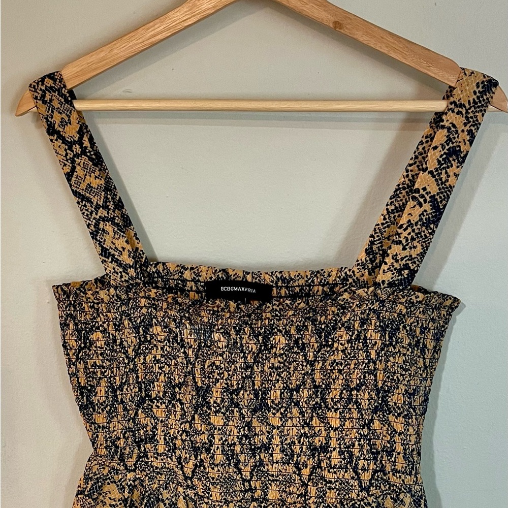 BCBQ Maxazria size medium, cute style, Blue and peach snake skin pattern.